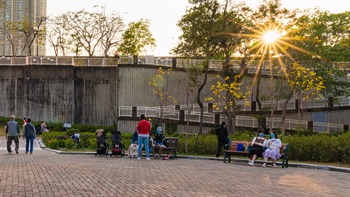 南昌公園的上層和下層平台由一條斜道連接。訪客可以在上層平台俯視公園的全景或眺望遠處的景色，或穿過天橋橫跨西九龍公路。